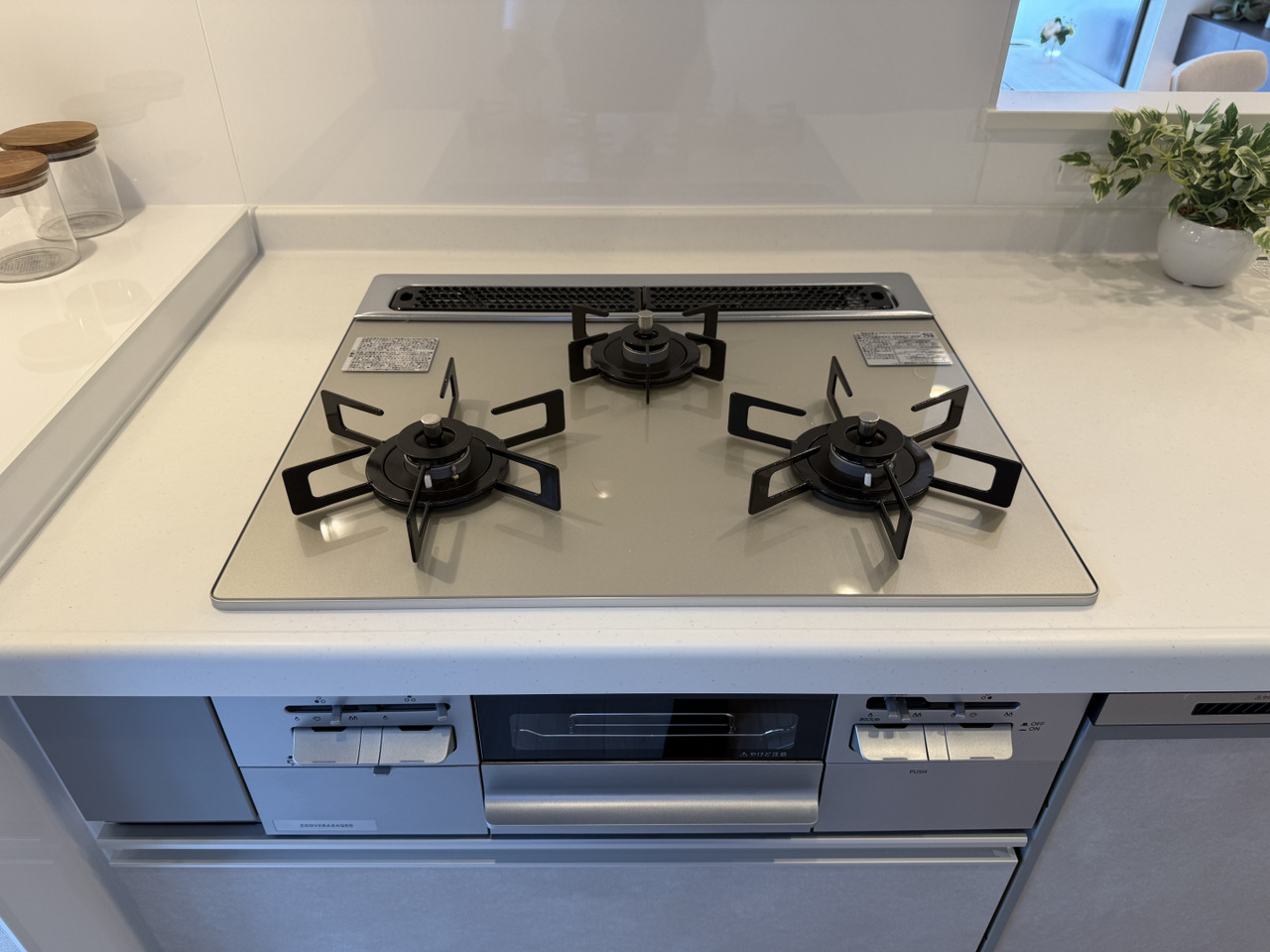 【キッチン】三口コンロとグリルが設置されている、システムキッチン。コンロが多いので、並行調理ができ、家事時間の低減につながります。