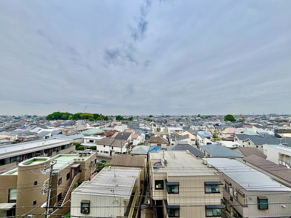 前面は高い建物がなく開放的な眺望です
