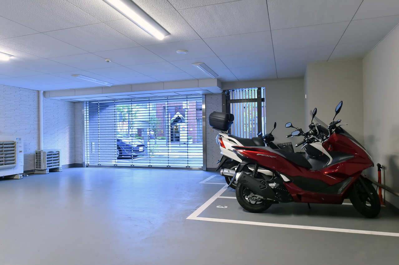【バイク置場】大切なバイクを雨風から守ることができる、屋内型のバイク置場です。※最新の空き状況や料金については担当者へご確認ください。