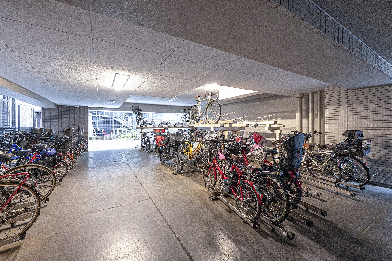 【駐輪場】きれいに整頓できる、2段式の自転車ラックが設置されています。※最新の空き状況や料金については担当者へご確認ください。