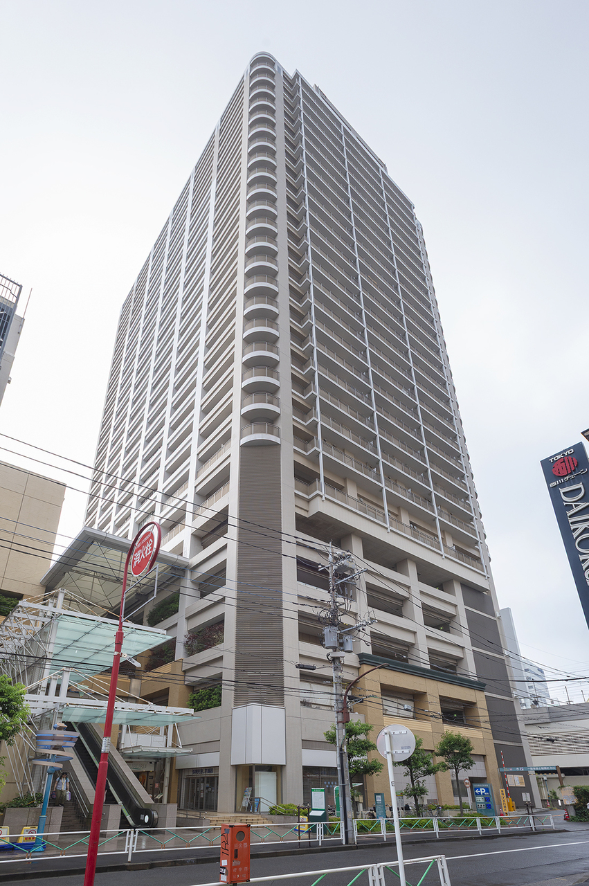 【現地外観写真】地下3階付き、地上28階建マンション、7階部分の住戸です。京王線「府中」駅まで徒歩1分。ペデストリアンデッキで駅に直結しています。複数沿線・駅が利用可能で、交通利便性の高い立地です。