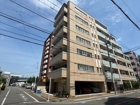 【クリオ杉並高井戸】京王電鉄井の頭線「高井戸」駅まで徒歩8分。スーパーやコンビニが徒歩圏内に揃う、暮らしやすい住環境です。