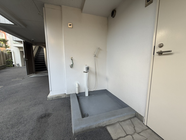 【ペット足洗い場】大切なペットと暮らせるマンションです(別途飼育細則あり)。敷地内に、ペットの足洗い場が設けられています。散歩の後に便利です。