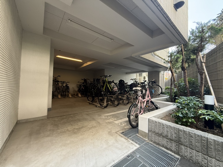【駐輪場】雨風から自転車を守ることができる、屋根付きの駐輪場が備わっています。お天気の悪い日もスムーズに乗り降りできます。