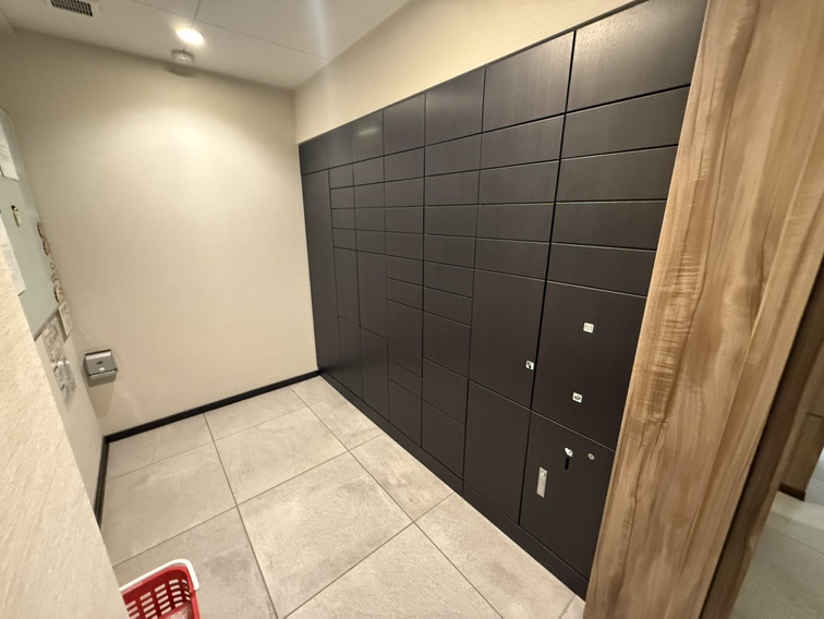 【宅配ボックス】敷地内に宅配ボックスが設置されています。不在時も荷物の受け取りが可能。気軽にインターネットショッピングが楽しめます。