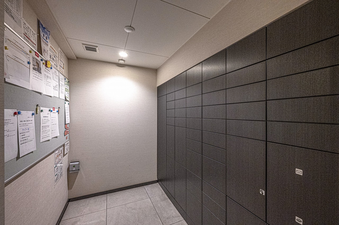 【宅配ボックス】敷地内に宅配ボックスが設置されています。不在時も荷物の受け取りが可能。気軽にインターネットショッピングが楽しめます。