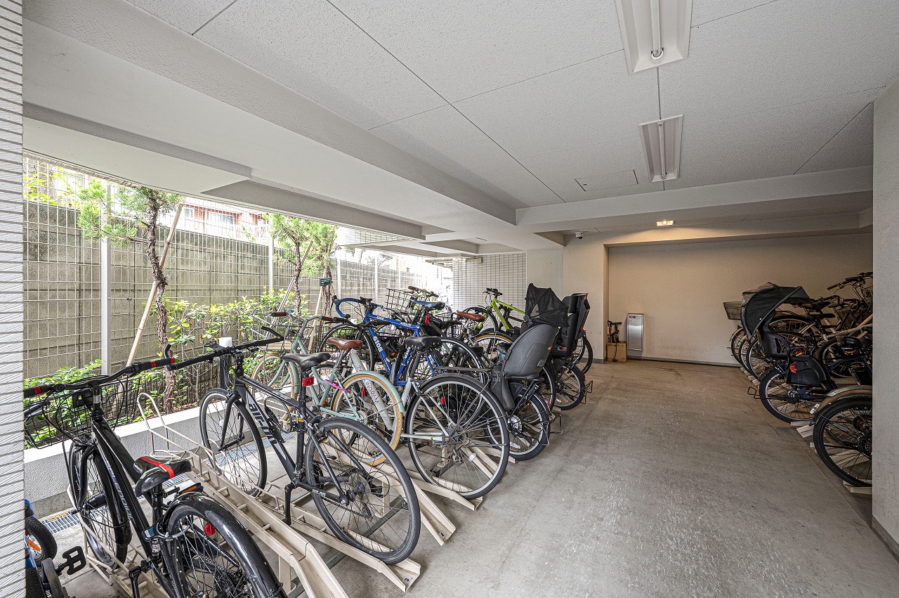 【駐輪場】雨風から自転車を守ることができる、屋根付きの駐輪場が備わっています。お天気の悪い日もスムーズに乗り降りできます。