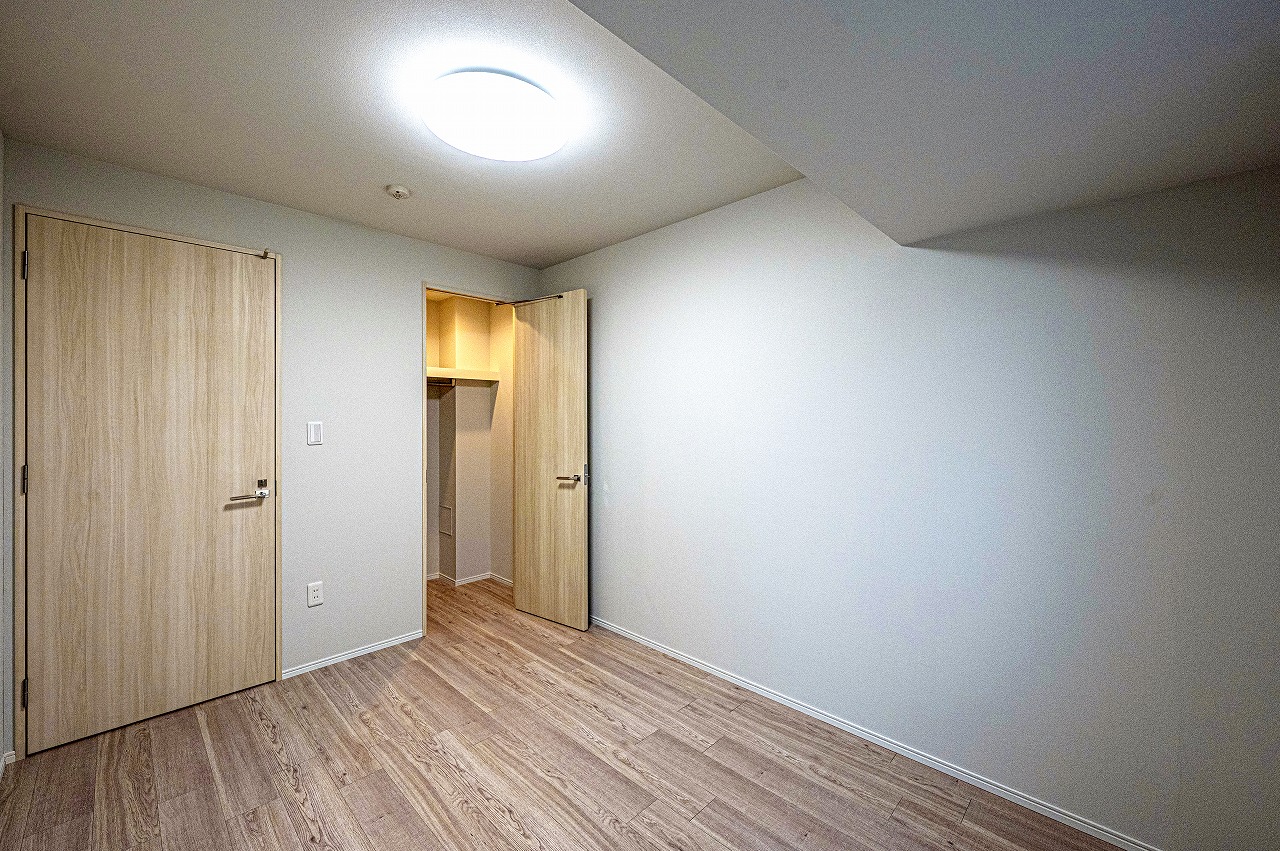 【洋室/約6帖】全居室フローリングでお手入れしやすいです。白を基調としたクロスに、木目調の扉とフローリングが印象的な、優しい色合いのお部屋です。