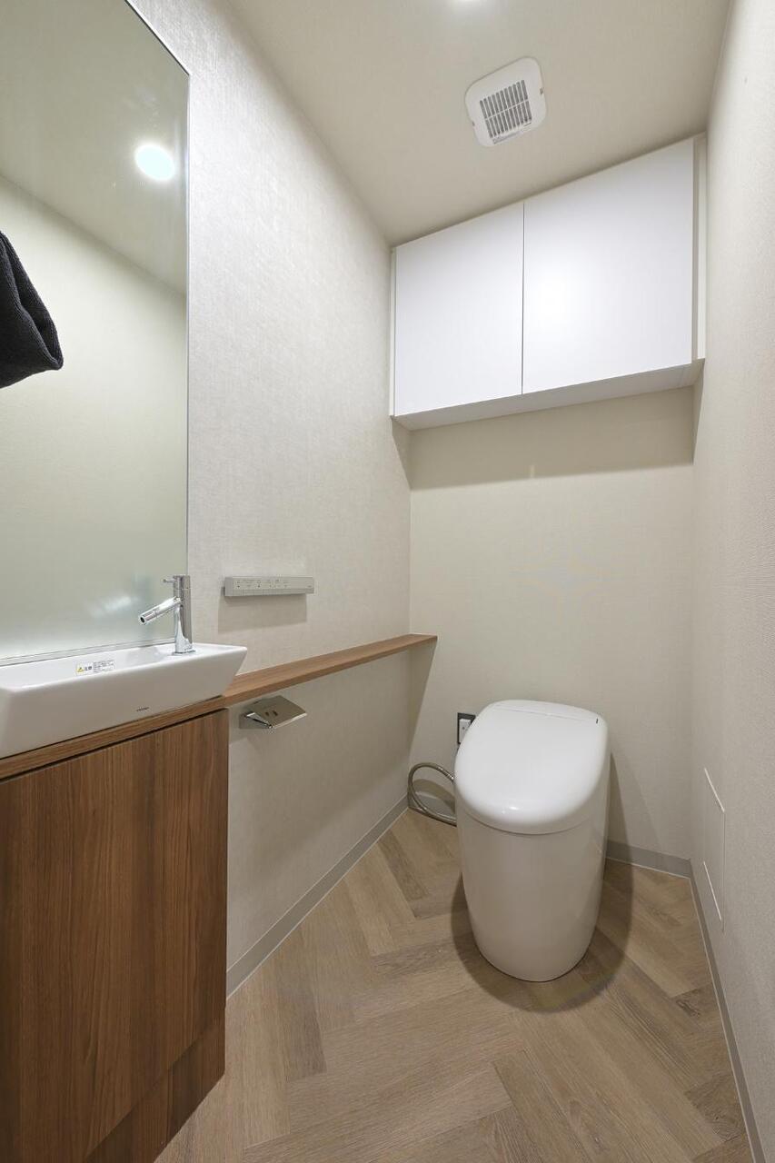 【トイレ】トイレには手洗いカウンターを備えており、使用後すぐに手が洗えて衛生的です。カウンターは飾り棚としても活用できます。