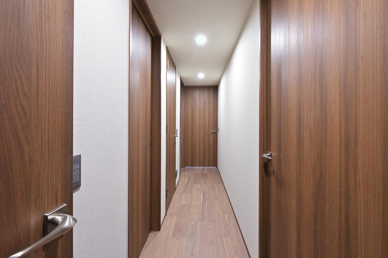 【廊下】落ち着いた木目調の建具が印象的な廊下。LDから約6.0帖の洋室に続いています。各洋室と水回りを配置しています。