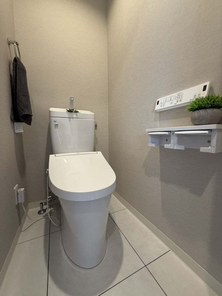 【トイレ】季節を問わず快適に使用できる、温水洗浄便座付きのトイレです。リモコンは壁付けタイプなので、スムーズに操作できます。