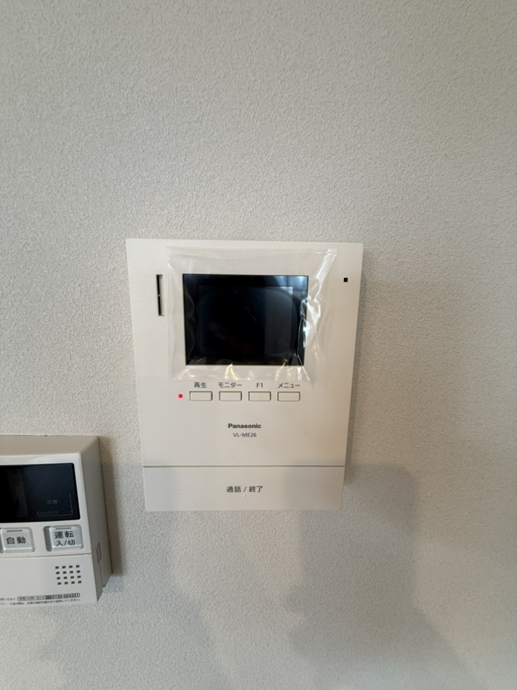 【TVモニター付きインターホン】来訪者の顔を確認してから対応することができます。お子様だけでのお留守番などの防犯対策に有効です。