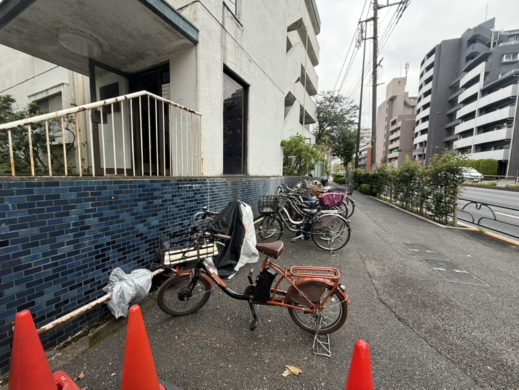 【駐輪場】マンション入口付近に設けられた駐輪場です。空き状況や利用方法など詳細に関しましては、お問い合わせくださいませ。