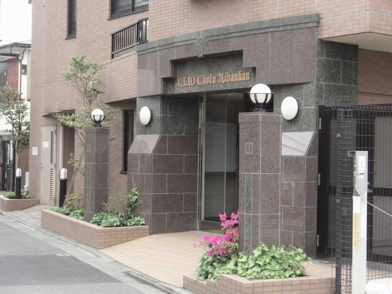 【エントランス】エントランス入口には屋根がありますので、雨の日も慌てずに傘をさすことができます。スーパーやコンビニが徒歩圏内に揃う、暮らしやすい住環境です。