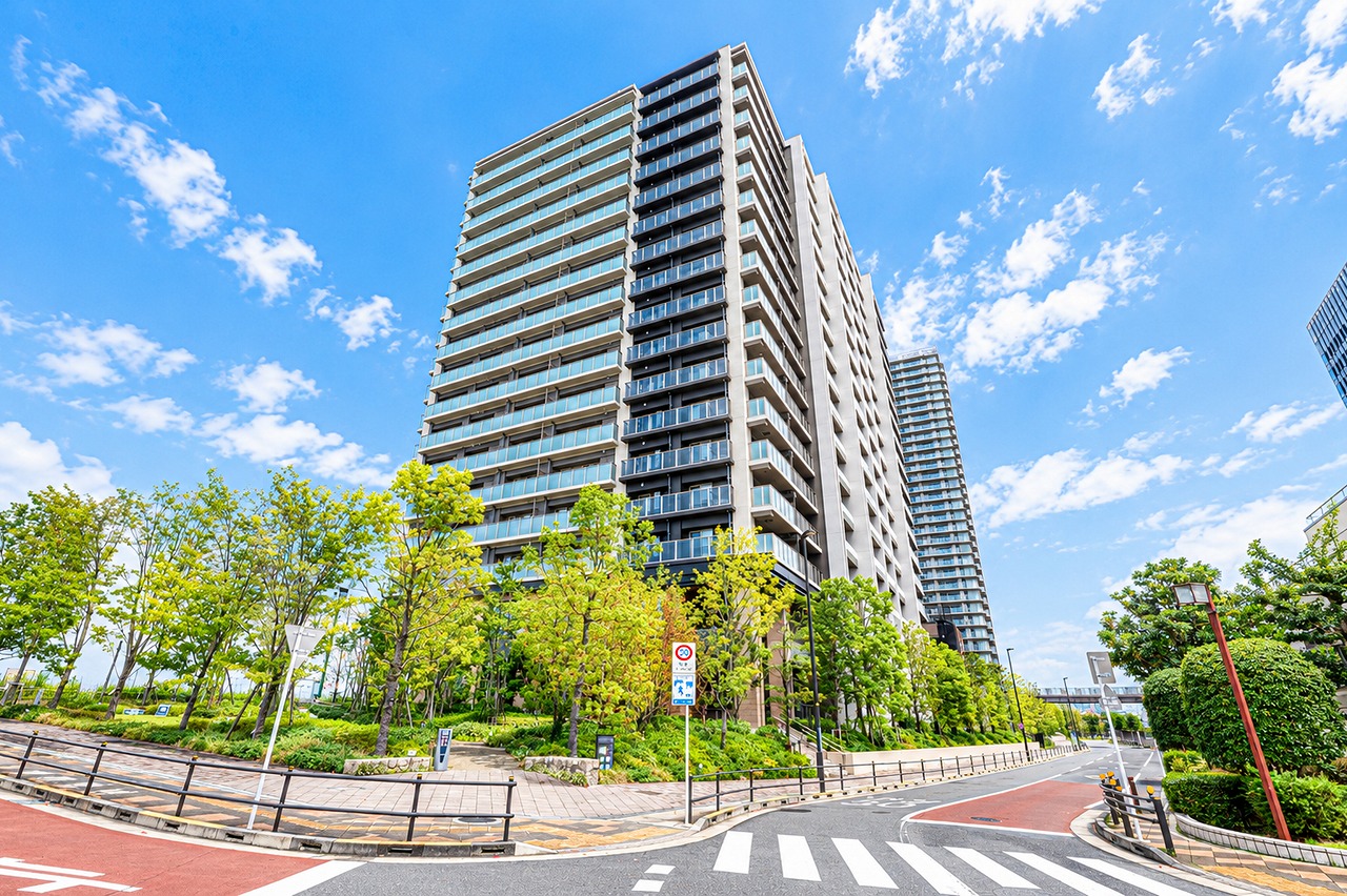 【現地外観写真】特急停車駅である、京王線「聖蹟桜ヶ丘」駅まで徒歩5分の立地。地上17階建マンション、8階部分の角住戸。南西向きにつき、陽当り良好です。