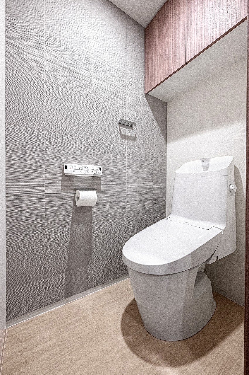 【トイレ】温水洗浄便座付きのトイレです。手洗い器一体型のため、使用後すぐに手洗いができて衛生的。背面に収納棚が設置されているので、トイレットペーパーや掃除用具などを隠して収納可能です。