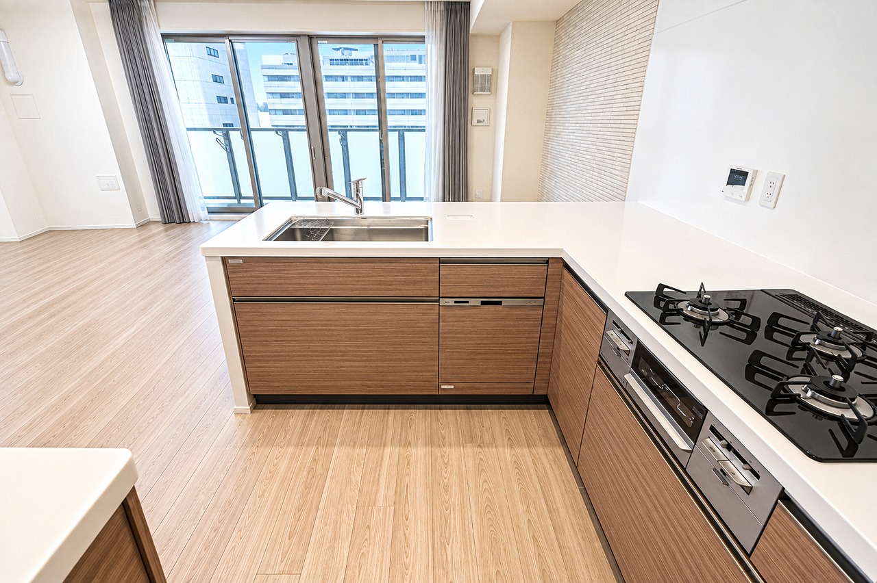 【キッチン】移動効率が良好なL型のシステムキッチンが採用されています。家事の負担を軽減する食器洗乾燥機付き。グリル付きの3口ガスコンロが備わり、複数品の同時調理が可能です。