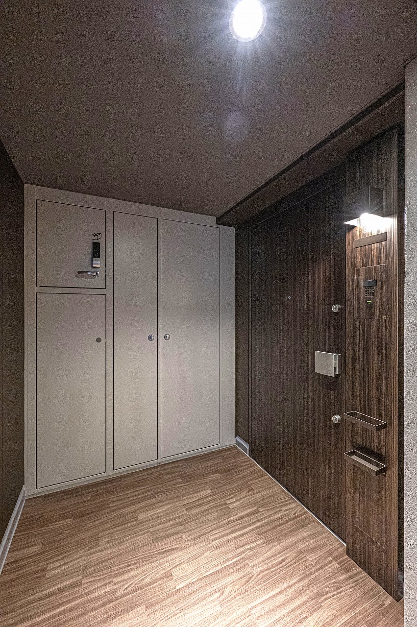【トランクルーム】玄関前にはトランクルームが備わっています。ガーデニング・アウトドアグッズなど、屋外で使用する物の保管場所にも便利です。