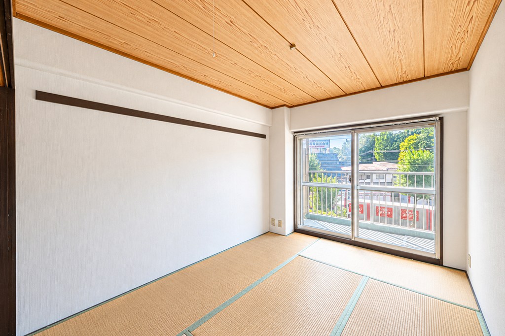 【和室/南側】午後から夕方にかけて明るい陽光が差し込む西向きの和室。家事室や子ども部屋、客間など、使い勝手の良い空間です。