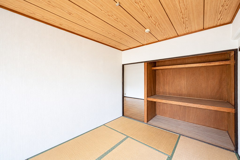 【和室/南側】押入が設置されています。衣類やバッグ類の小物はもちろん、布団や季節家電などかさばるものもたっぷり収納可能です。