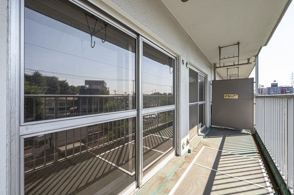 【バルコニー】和室二部屋に跨る、物干し金物付きのバルコニー。縦格子タイプの手摺りが採用されており、風が心地よく通り抜けます。