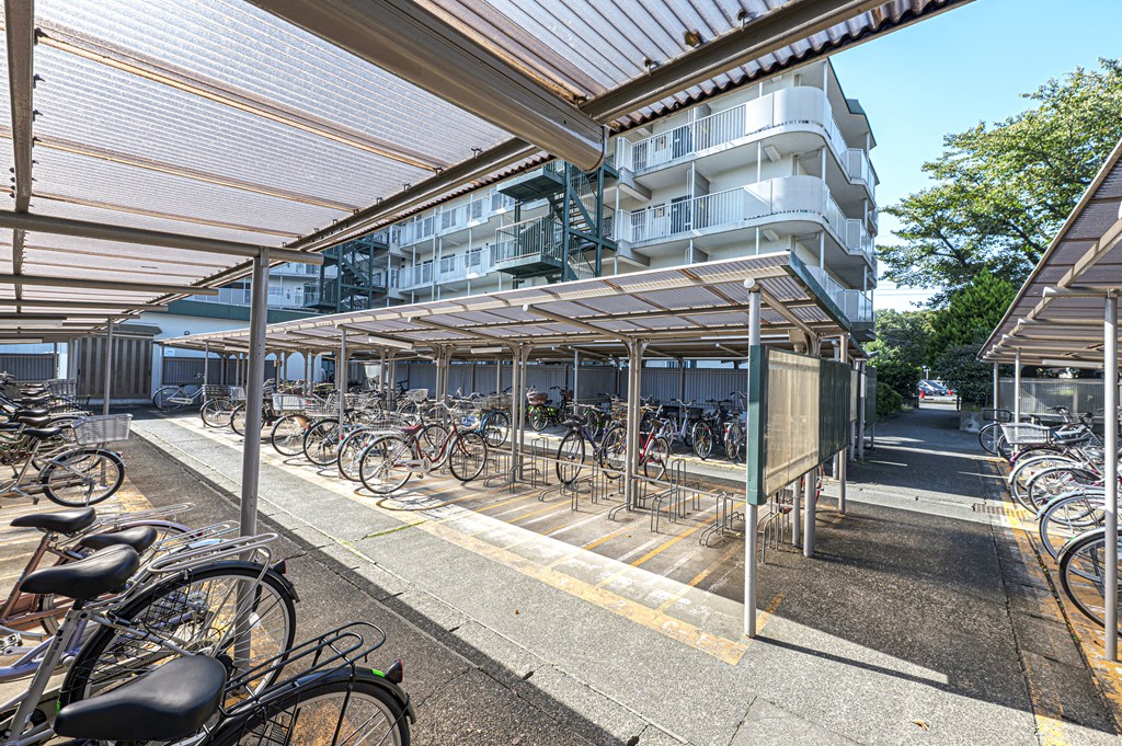 【駐輪場】屋根付きのため、大切な自転車が雨や直射日光から守られます。空き状況や料金などはお気軽にお問合せください。