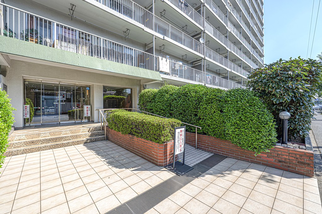 【エントランス】屋根があり、雨の日に傘を出し入れする際も濡れずにすみます。徒歩や自転車、ベビーカーでの移動がしやすい平坦地に位置します。