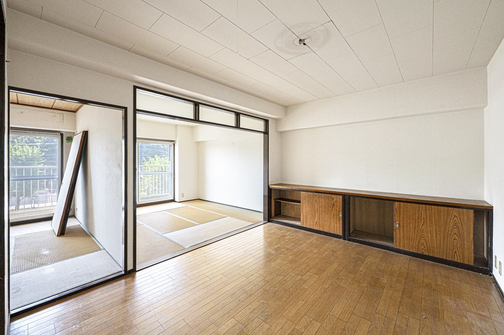 【ダイニング】ダイニングには和室が二部屋隣接しています。北側の和室は引き戸仕様のため、ライフスタイルやシーンに応じて臨機応変に空間を変化させられます。
