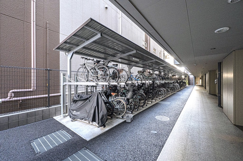 【駐輪場】駐輪場があり、お買い物などに便利です。屋根付きなので、雨の日も安心です。※最新の空き状況や使用料は、お気軽にお問合せください。