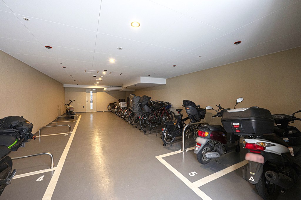 【バイク置場】雨風の影響を受けにくい、屋内型のバイク置場です。※最新の空き状況や使用料は、お気軽にお問合せください。