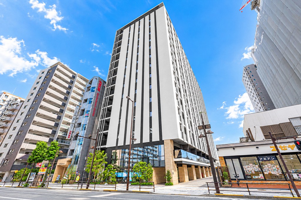 【現地外観写真】2026年2月築のRC造地上15階建てマンションです。JR中央線「八王子」駅まで徒歩12分の立地。複数沿線利用可能で通勤・通学の幅が広がります。