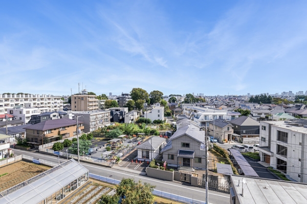 バルコニーからの眺望。6階住戸のため通風、陽当たり、眺望良好です