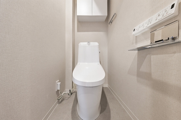 温水洗浄暖房便座付きの、清潔感あふれるトイレ空間です。