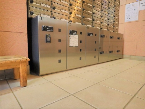 不在時でも荷物の受け取りが可能な宅配ロッカーを設置。
