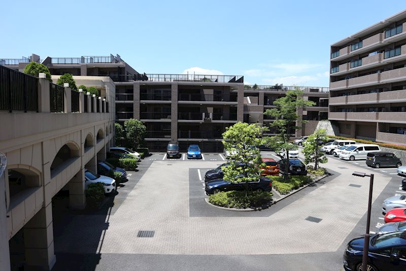 無料の平置き駐車場全戸分完備。