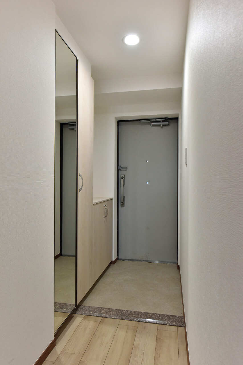 玄関にはお出かけ前に嬉しい姿見がございます。