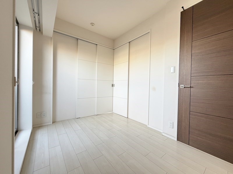 【洋室　約4.5帖】全室バルコニーに面した明るいお部屋。リビングに隣接しており、間仕切りを開けれ・・・