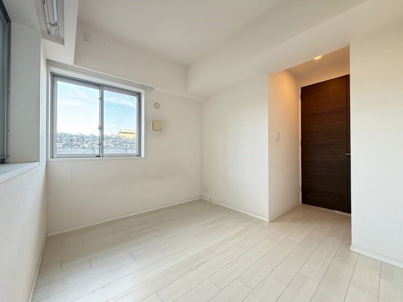 【洋室　約6帖】２面採光につき明るいお部屋。ご家族の思い出も大切にしまっておけるたっぷり収納付・・・