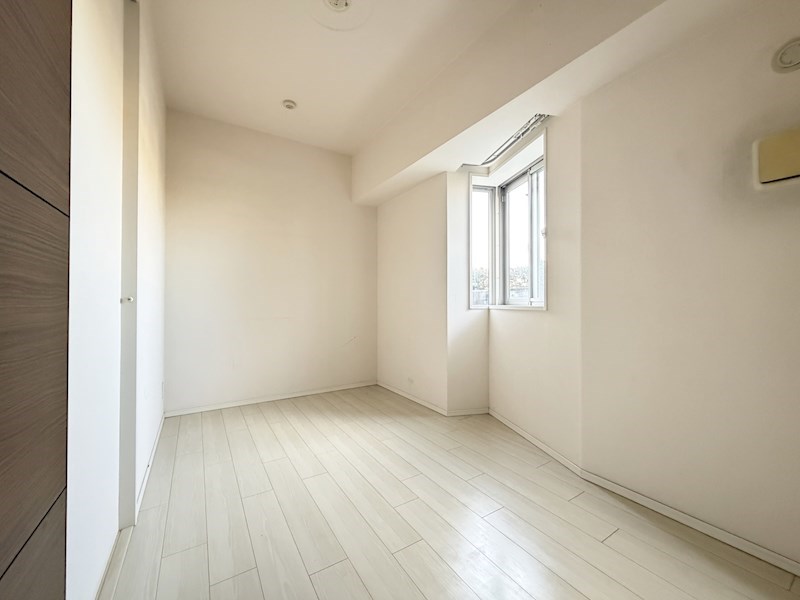 【洋室　約5.1帖】全室バルコニーに面した明るいお部屋。子供部屋にも嬉しい全居室収納スペース。