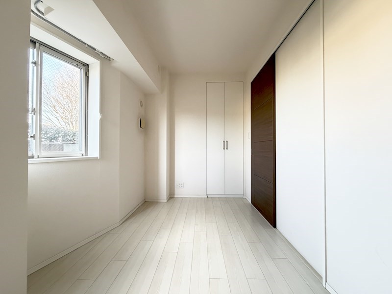 【洋室　約5.1帖】全室バルコニーに面した明るいお部屋。子供部屋にも嬉しい全居室収納スペース。