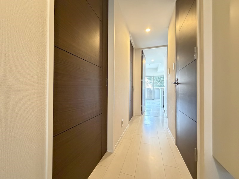 【廊下】明るいフローリングに、シックな色合いの建具が映えたきれいな室内。