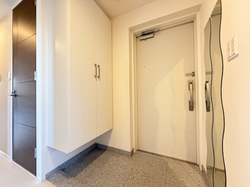 【玄関】いつも気持ち良くご家族を迎えられる玄関収納付き。姿見付きで、出かける前の身だしなみチェ・・・