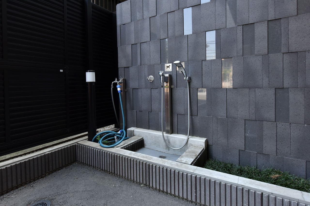 お散歩後に嬉しいペット足洗い場がございます！