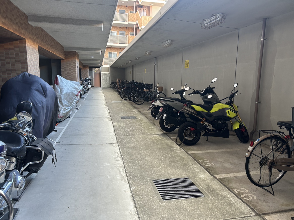 敷地内の自転車、バイク置き場。最新の空き状況はお問い合わせください。