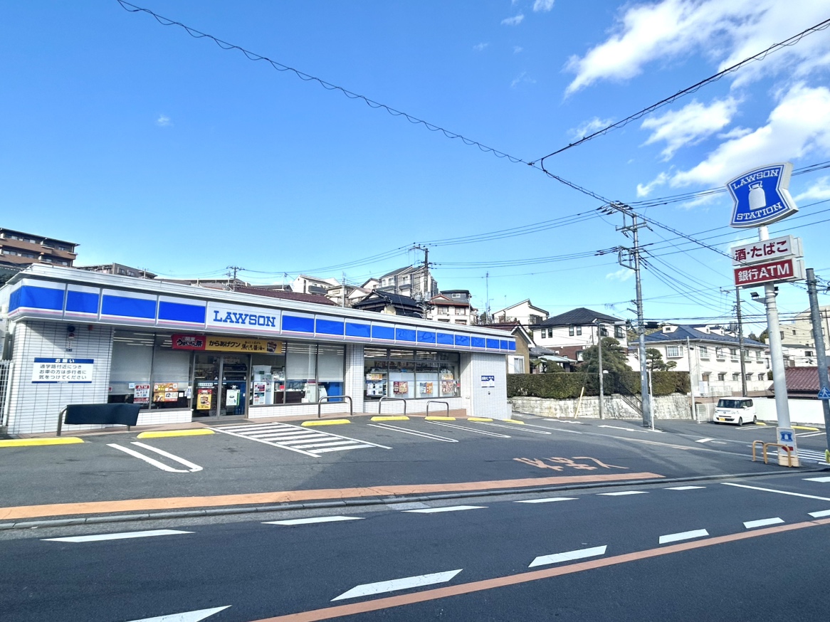 ローソン港南大久保2丁目店まで徒歩3分（約210m）