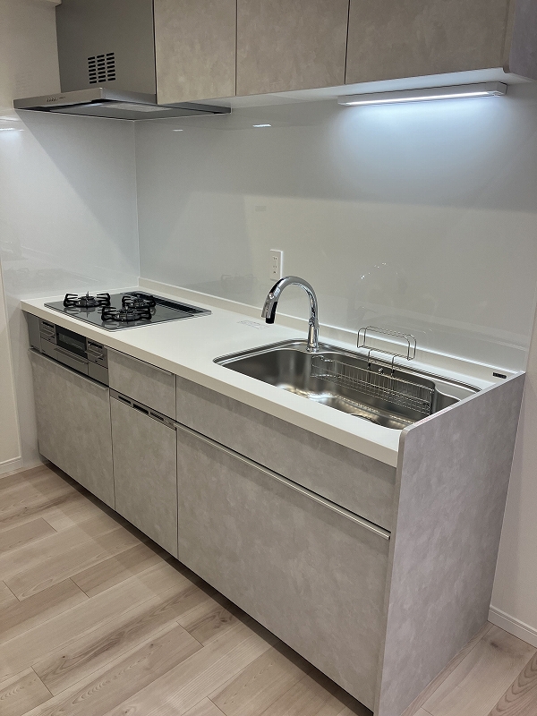 壁付けのキッチン。料理中の汚れもさっと拭き取れ掃除が簡単です。食器洗乾燥機付きです！