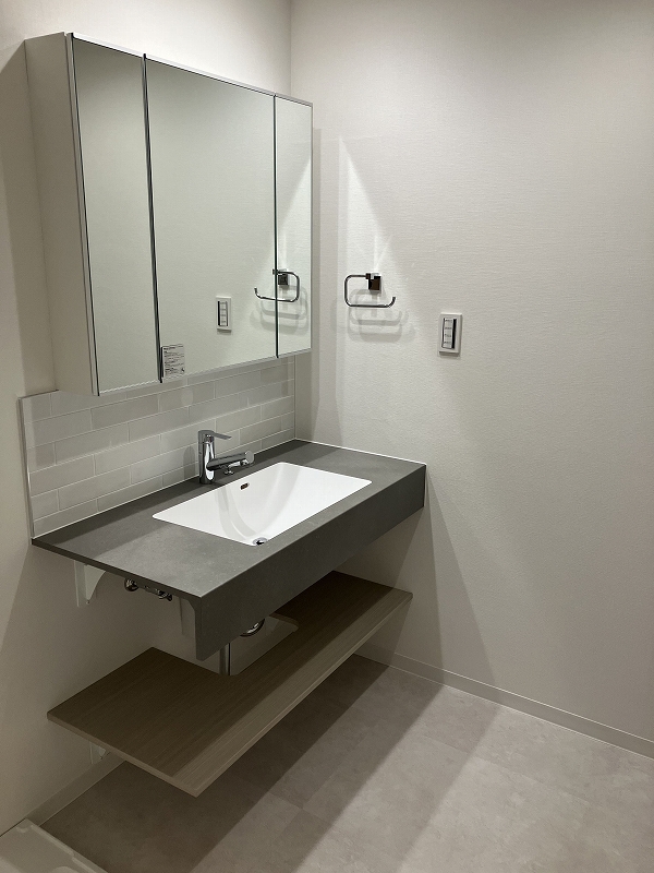 すっきりとした印象の三面鏡付き洗面化粧台。