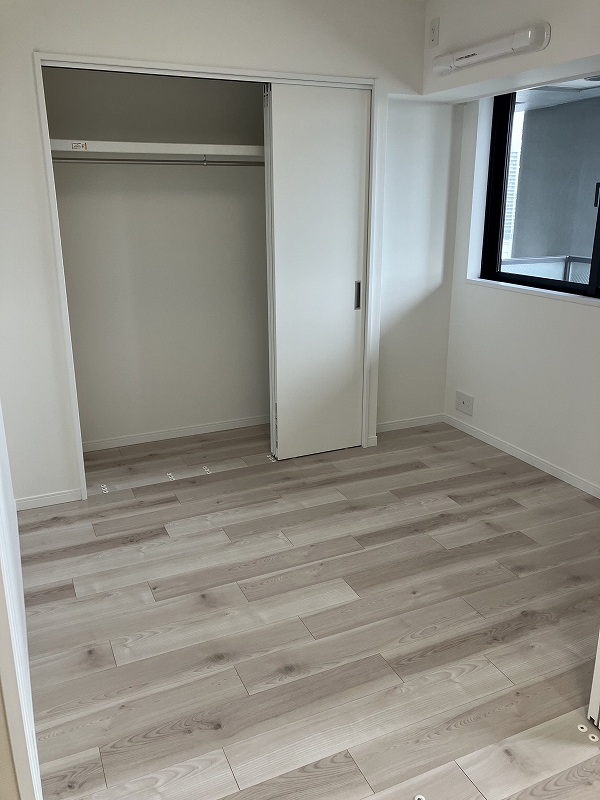 リビング横の約4.0帖の洋室。全居室収納付きです。