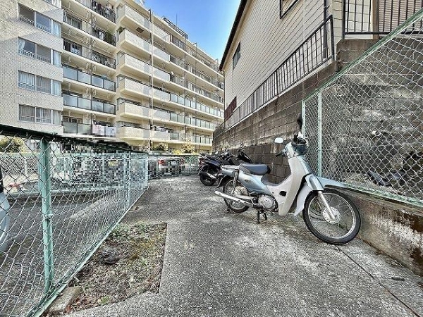 敷地内バイク置場