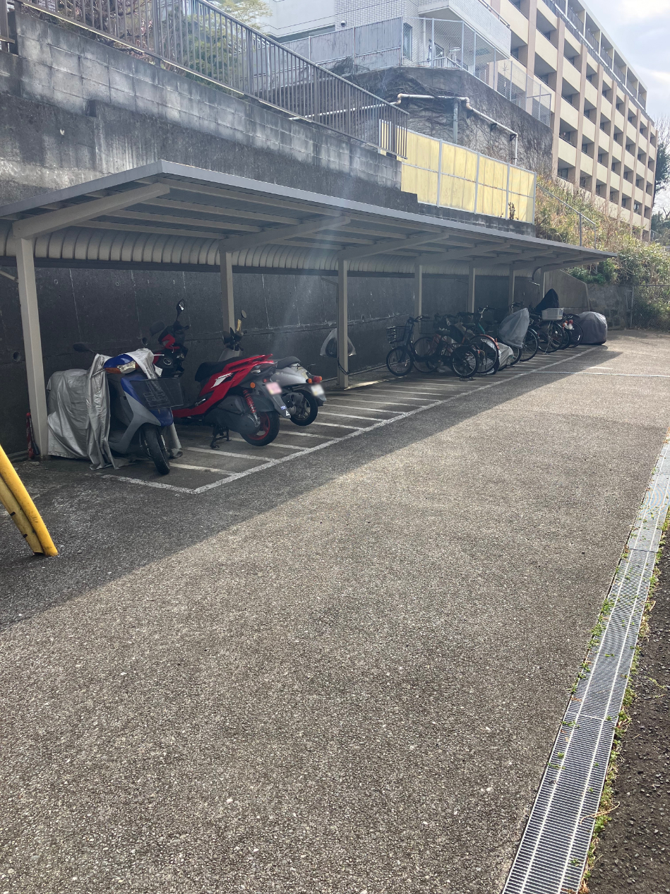 【駐輪場/バイク置き場】平面式の駐輪場とバイク置き場が設置されています。移動がしやすく、出し入れがスムーズに行えそうです。最新の空き状況など、詳細はお問い合わせください。